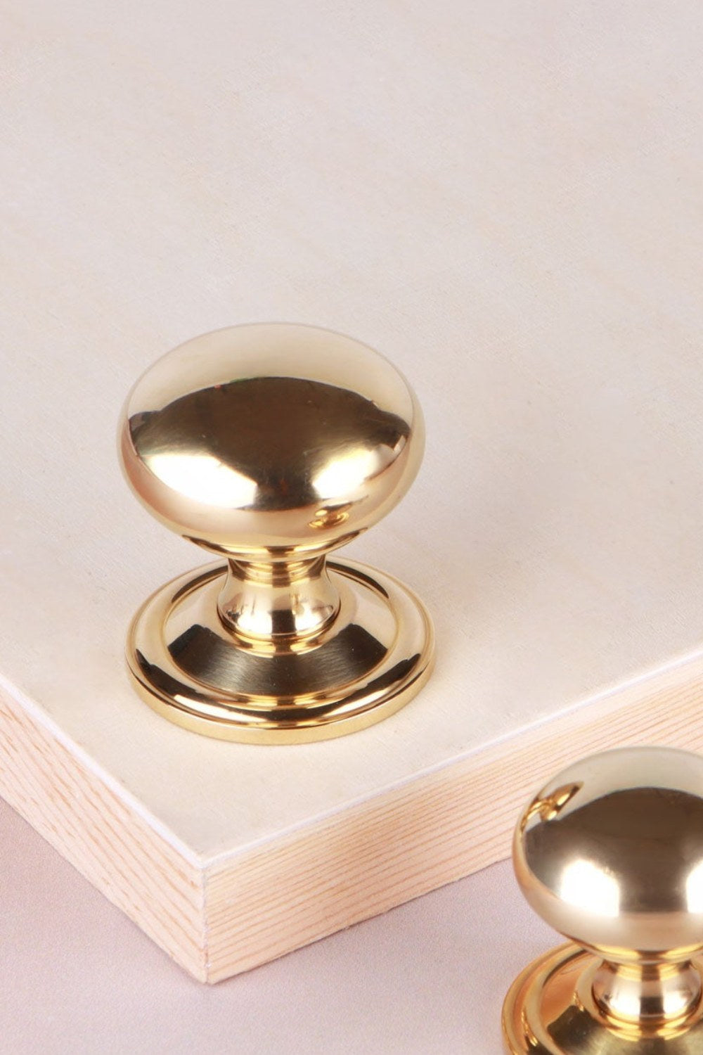 Bun cabinet knob in polished brass, unlacquered living finish