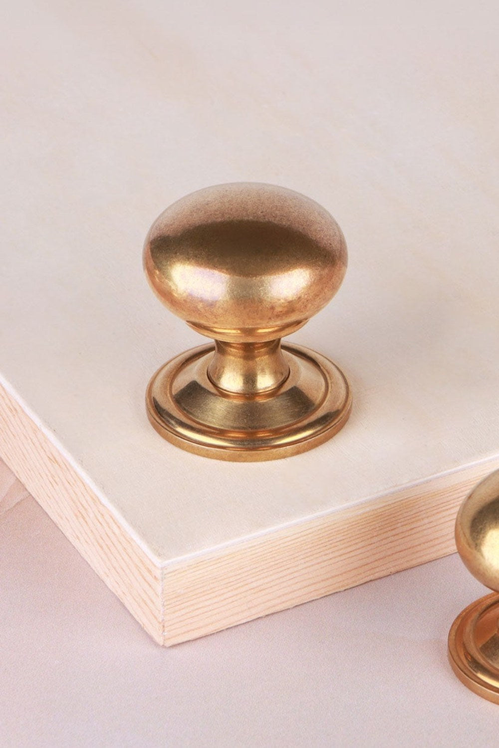 Bun cabinet knob in aged brass, unlacquered living finish