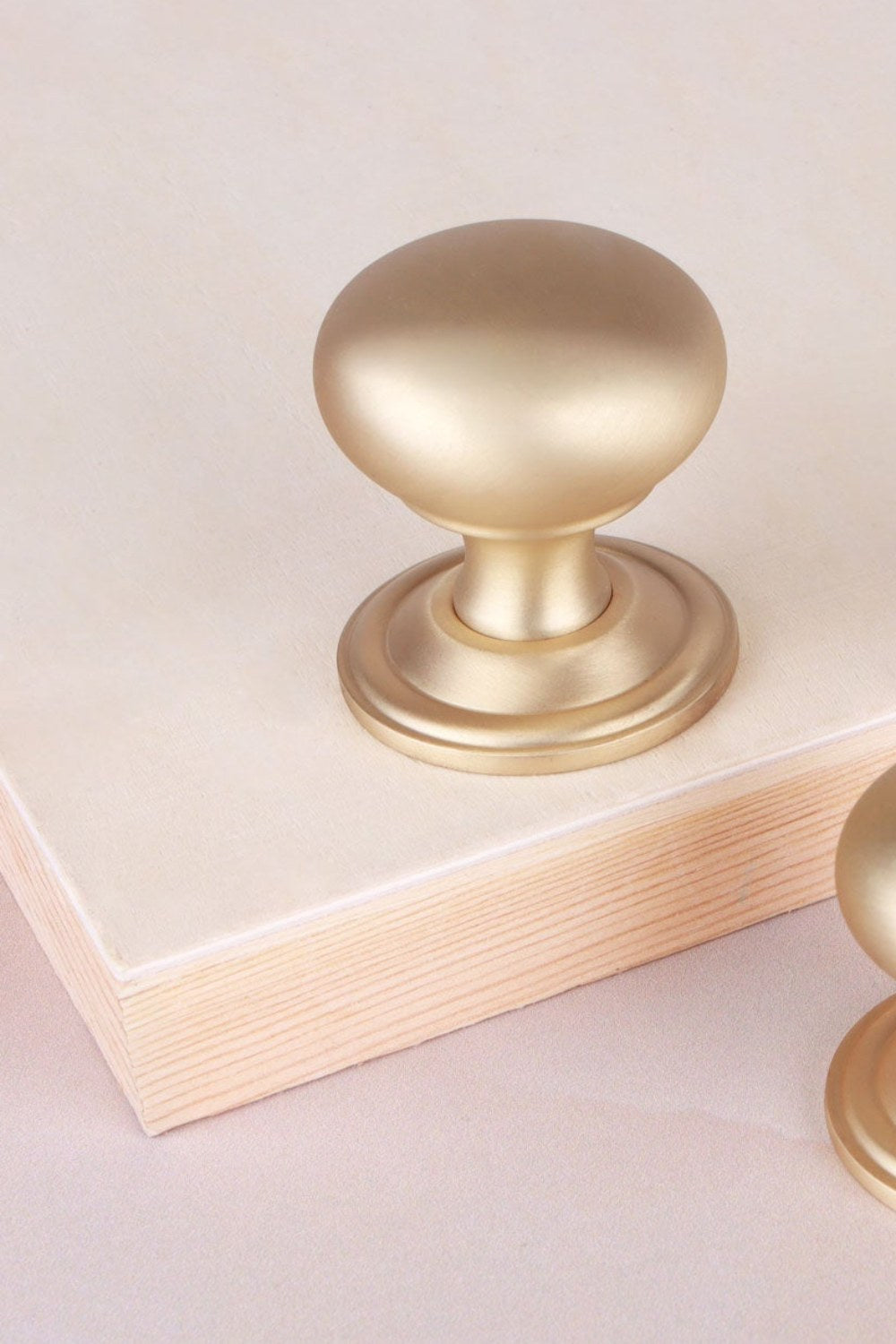 Bun cabinet knob in satin brass, lacquered finish