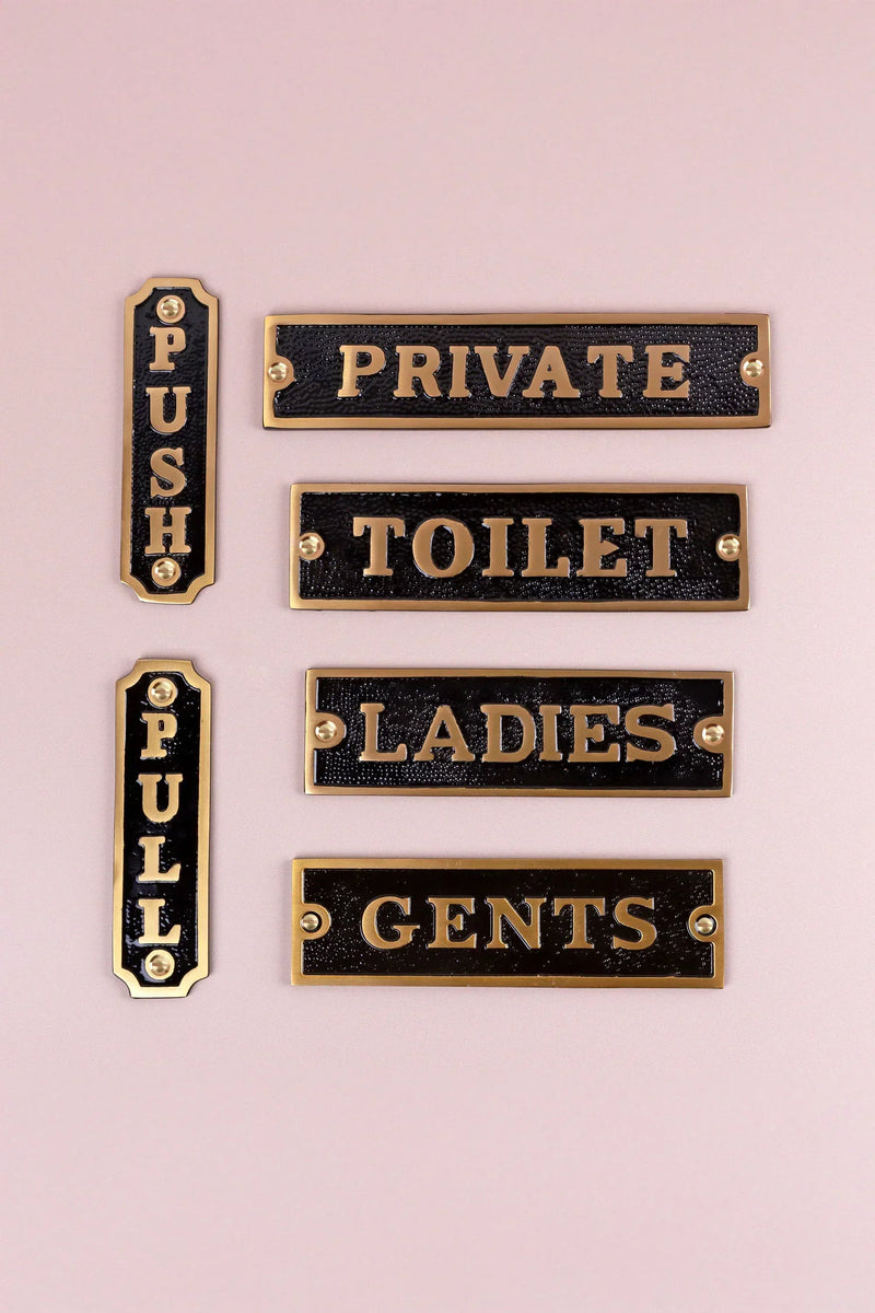 Enseigne de porte de pub britannique en laiton avec lettres en relief