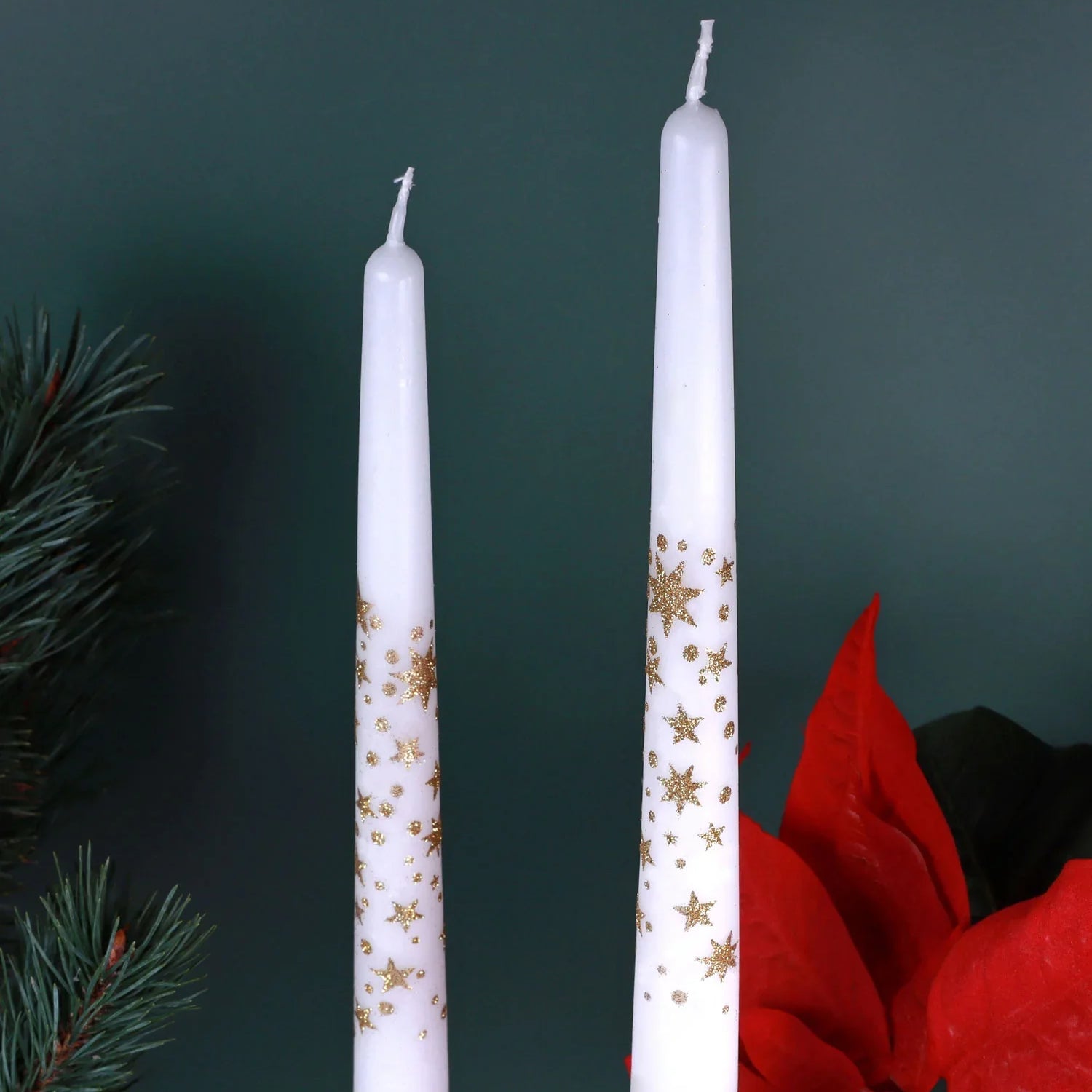 Lot de 2 bougies de table blanches avec étoiles dorées