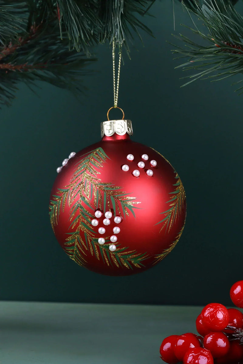 Boule de Noël en verre peinte à la main avec branches de pin et baies rouges nacrées