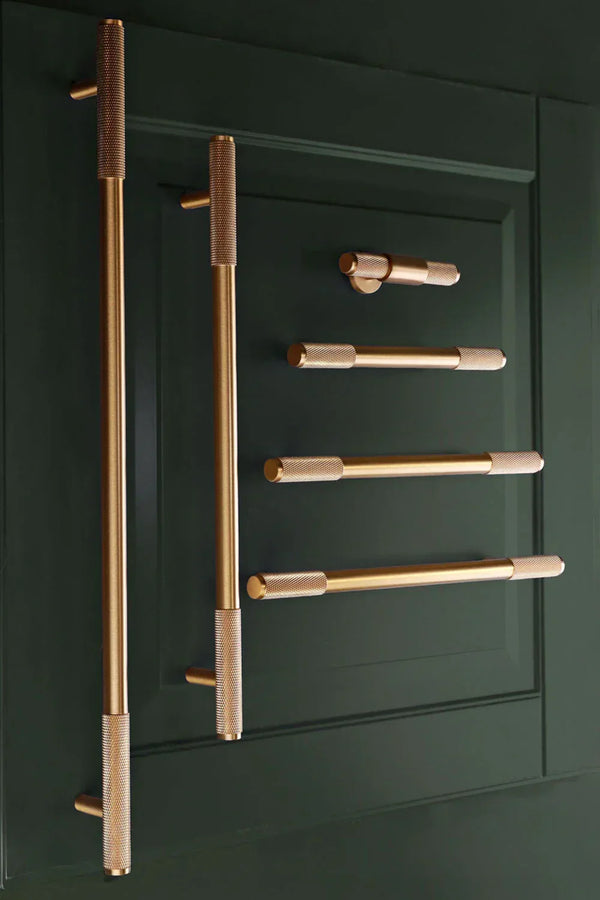 Massive gerändelte T-Bar-Küchenschrankgriffe aus mattem Messing in Gold