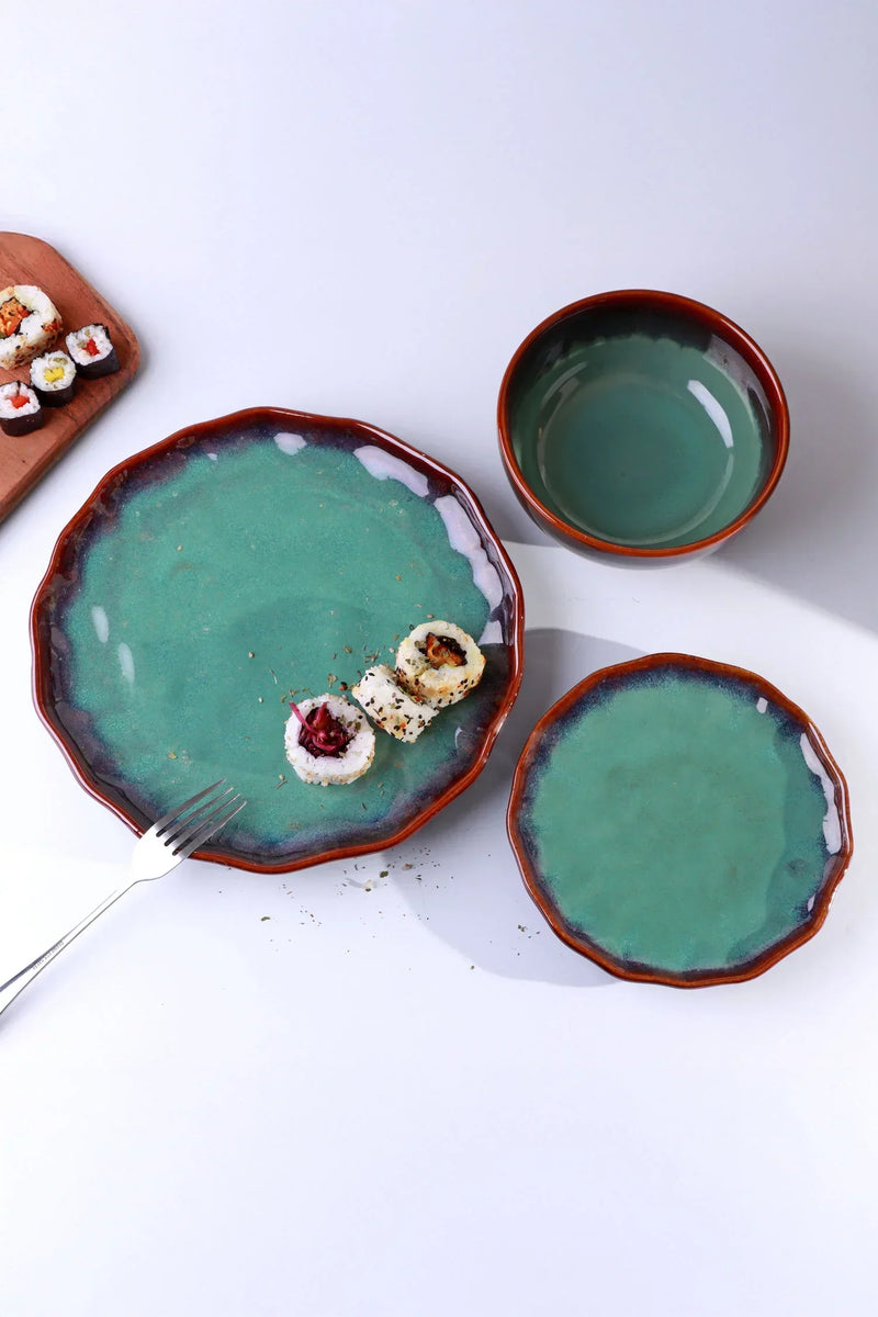 Assiettes et bols Viridia en faïence émaillée verte à bord rustique
