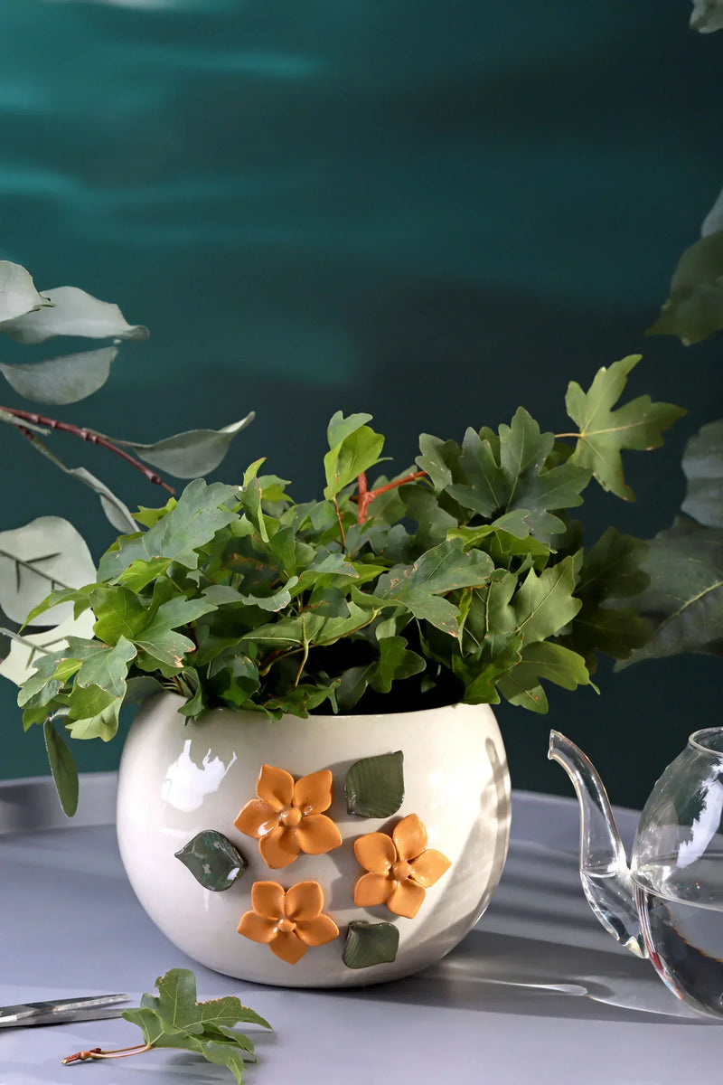 Jardinière en céramique artisanale Floral Line avec fleurs 3D jaune sable