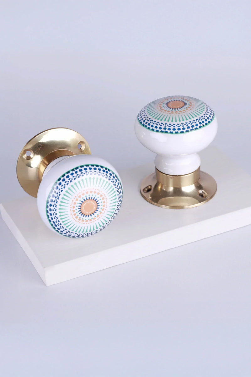 Boutons de porte de mortaise en porcelaine Aura Énergie Positive avec base en laiton
