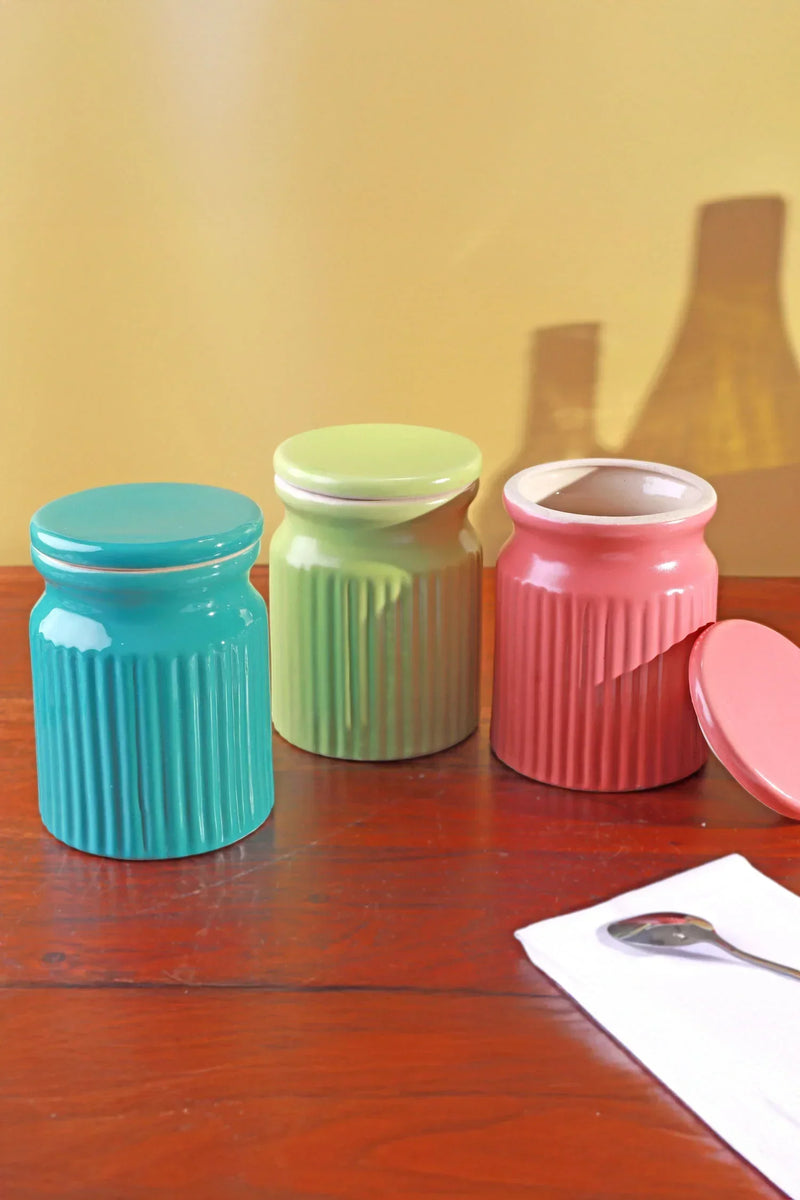 Bocaux de rangement en céramique cannelée aux couleurs pastel douces — menthe, vert et rose poudré