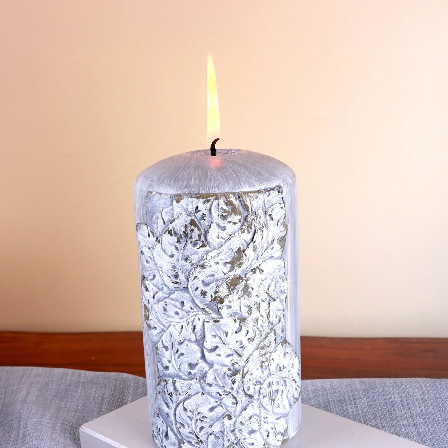Cavella Carved Leaf Candle Showcase Large 3D Hand-Finished Grey Pillar Candles & Decorative Centrepiece Holder
