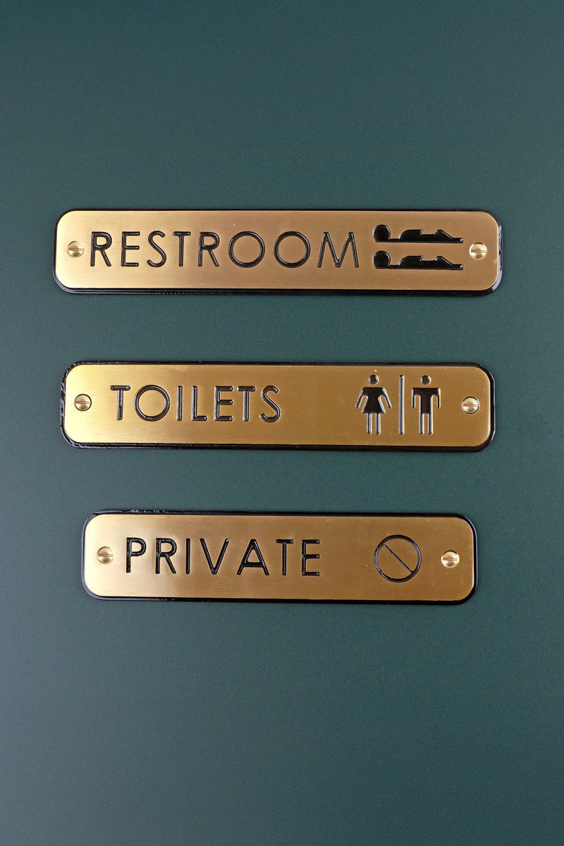 Panneau de porte gravé en laiton satiné pour toilettes ou espaces privés