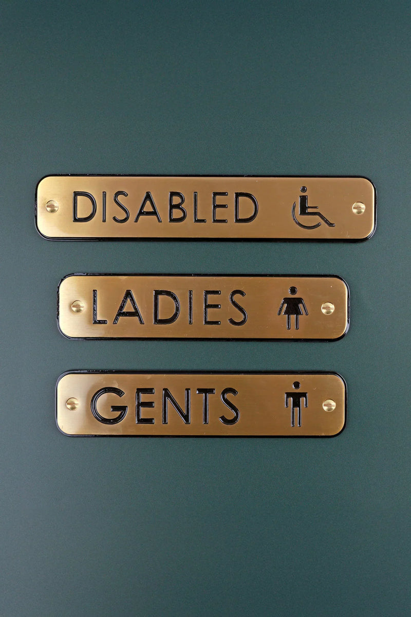 Plaque de porte gravée en laiton satiné pour hommes, femmes ou personnes handicapées