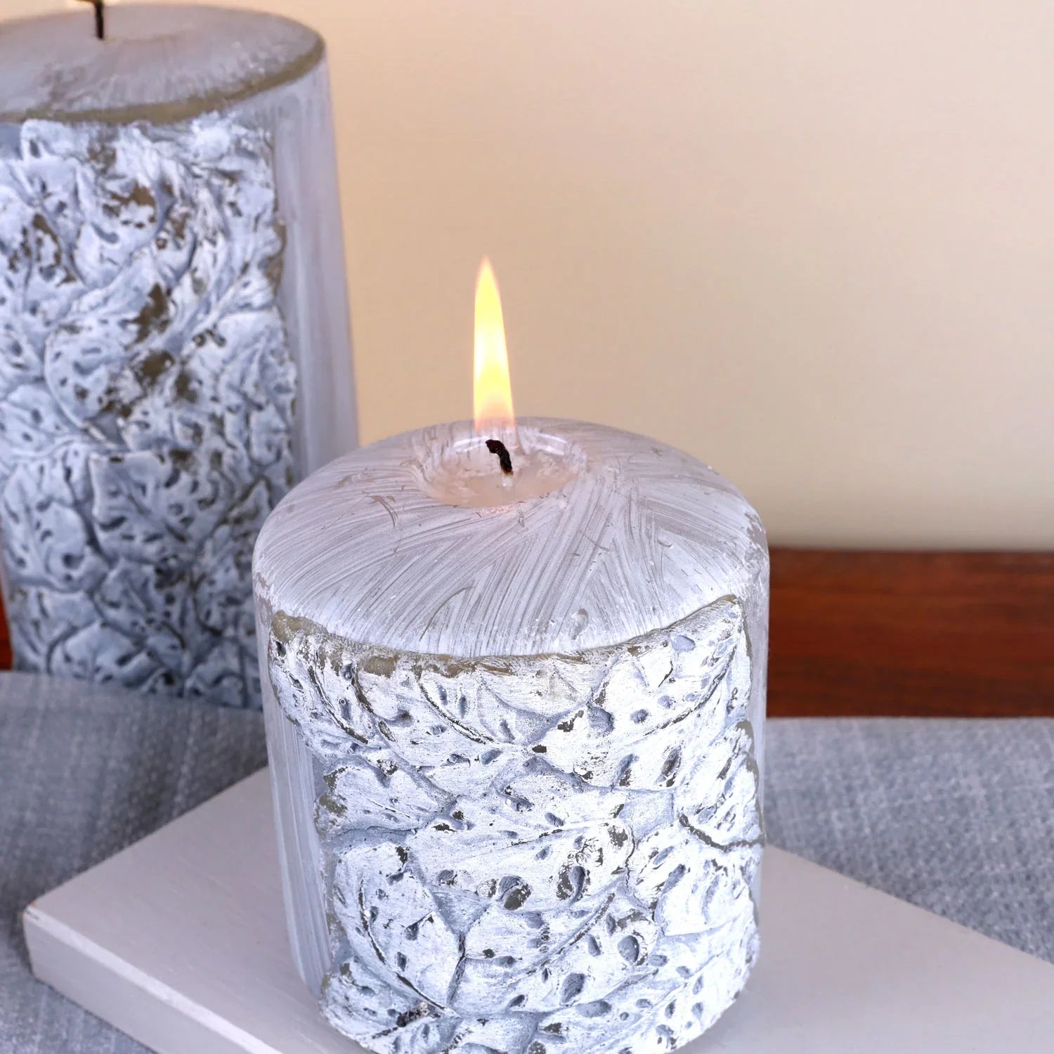 Cavella Carved Leaf Candle Showcase Large 3D Hand-Finished Grey Pillar Candles & Decorative Centrepiece Holder