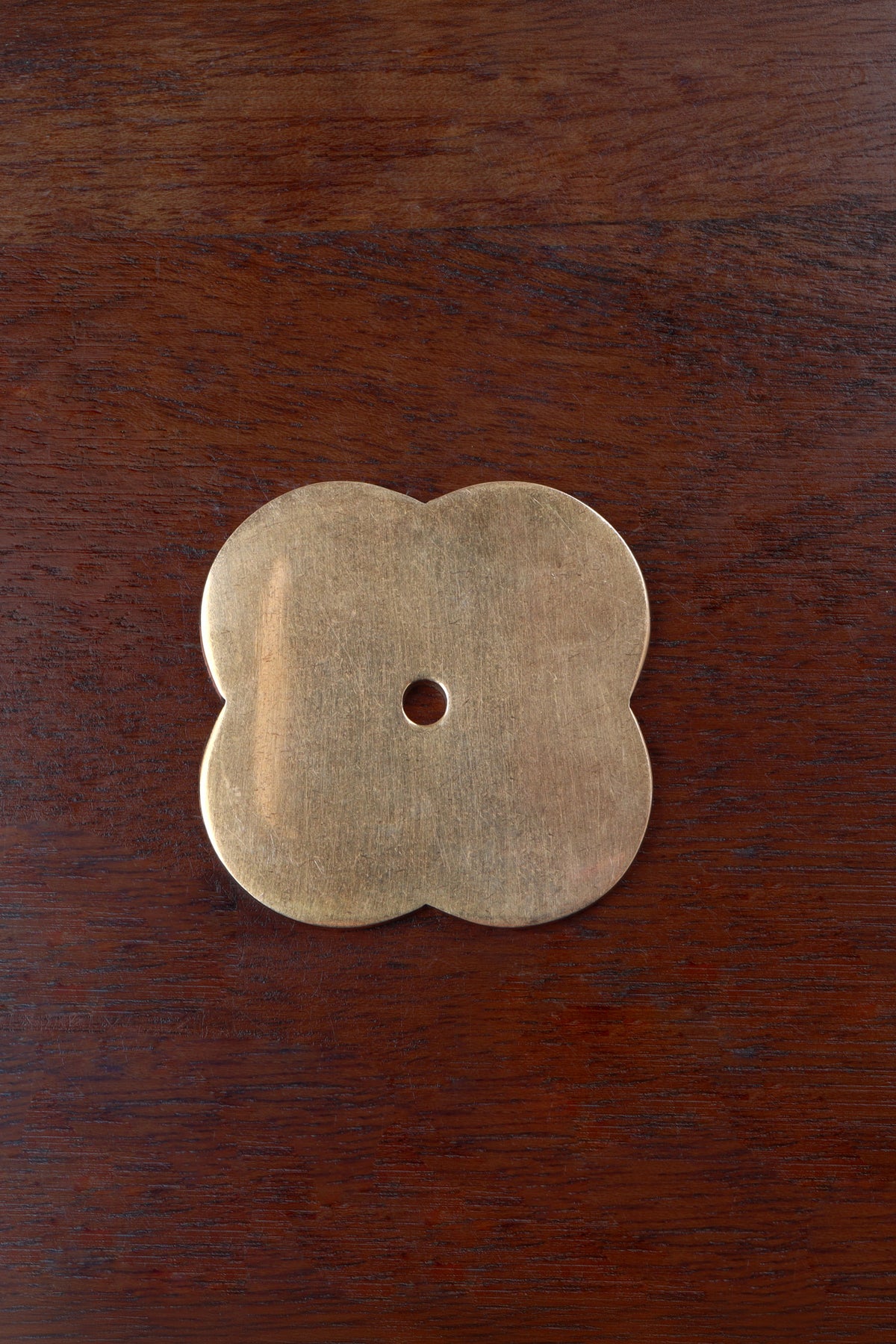 Solid quatrefoil aged brass backplate, 42mm