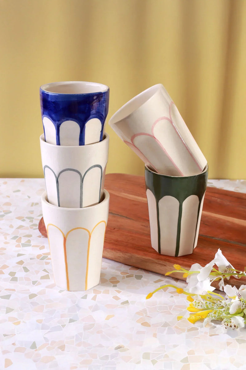 Gobelets, tasses et chopes en céramique peints à la main avec motifs d'arches colorées
