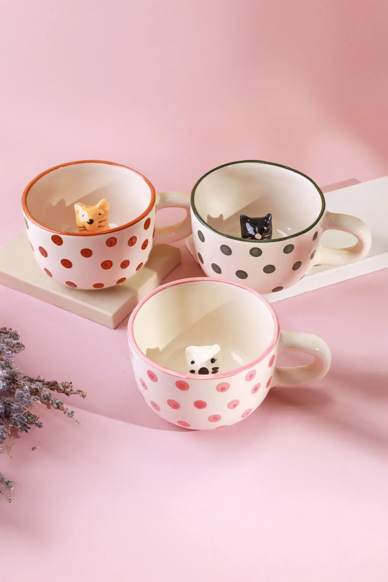 Mug en céramique à pois et à chats peekaboo peints à la main avec chaton 3D