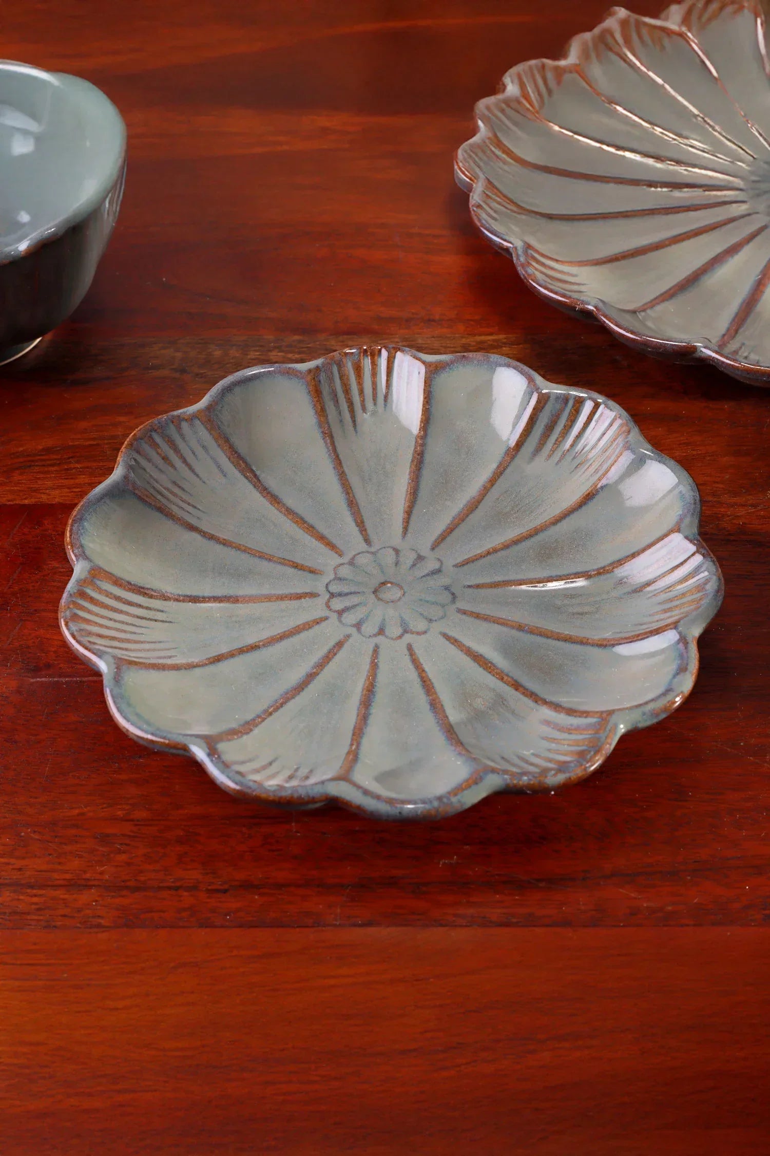 petal-bloom-handcrafted-stoneware-tableware-collection-floral-carved-plates-and-bowls-g-decor-78519 - G Decor