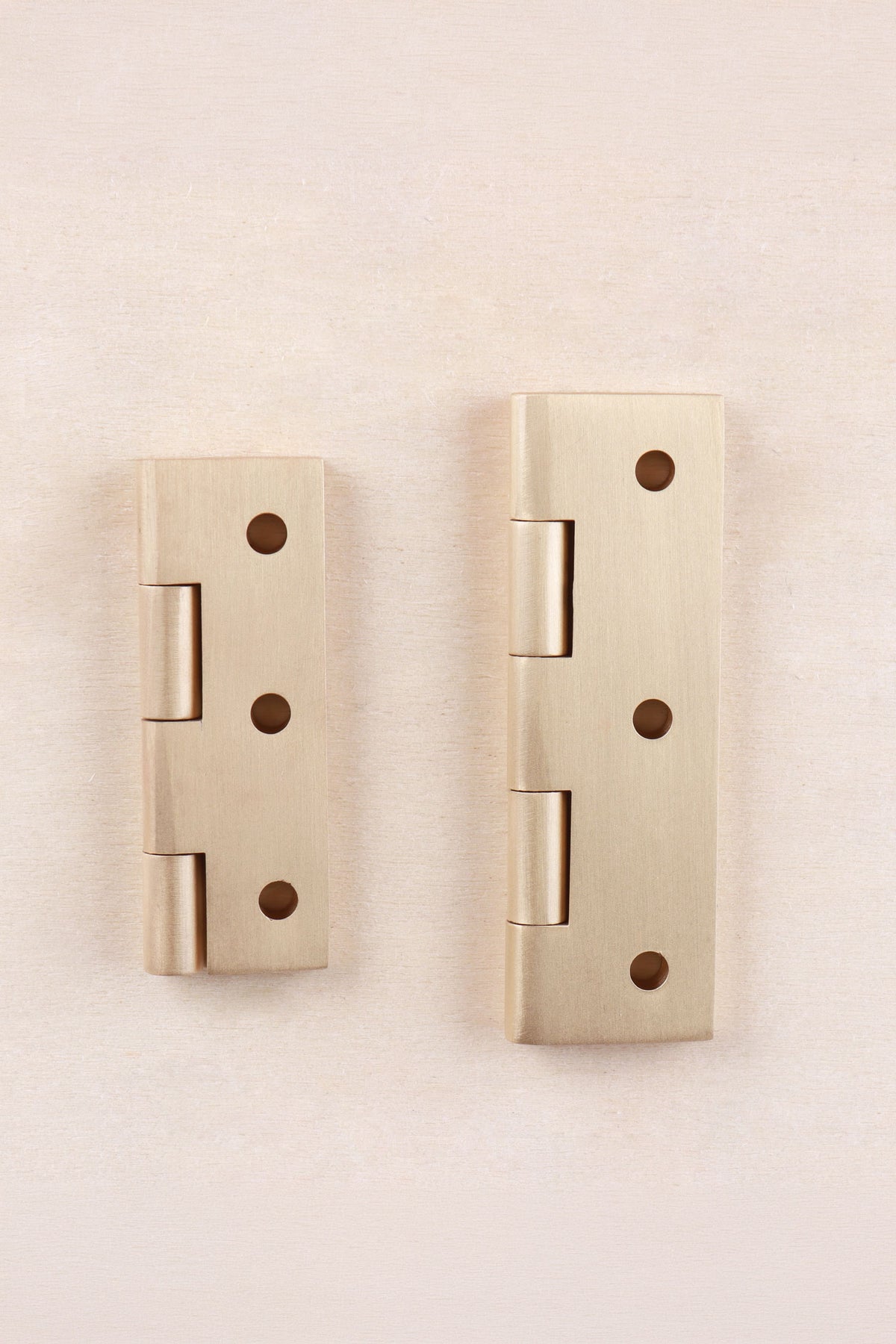 Butt hinge in satin brass, fourth view