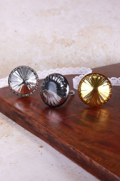 Runde Glastürknöpfe mit Rädern in Gold und Grau