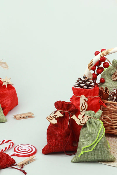 G Decor Gift Bags Green Christmas Festive Jute Drawstring Craft Advent Calendar Linen Reusable Bags with Wood Pendants