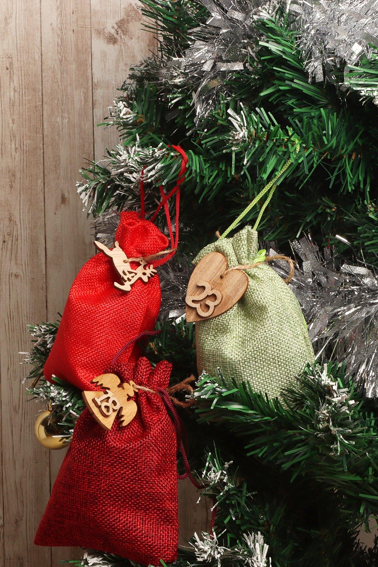 G Decor Gift Bags Set of 24 Christmas Festive Jute Drawstring Craft Advent Calendar Linen Reusable Bags with Wood Pendants