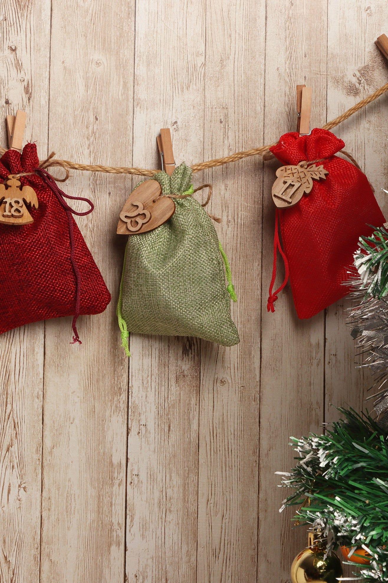 G Decor Gift Bags Set of 24 Christmas Festive Jute Drawstring Craft Advent Calendar Linen Reusable Bags with Wood Pendants
