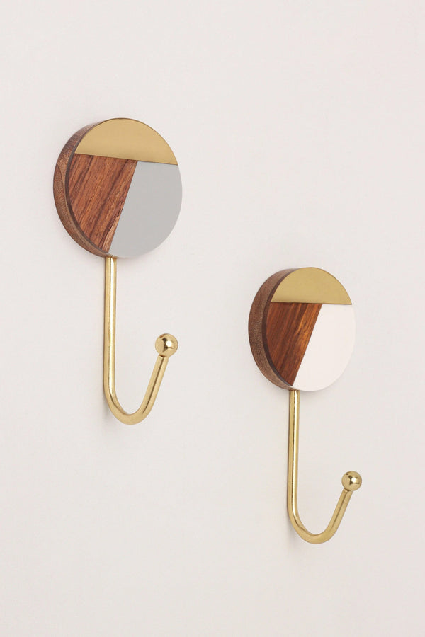 Dreifarbige Wandgarderobenhaken aus Holz, Kunstharz und Messing