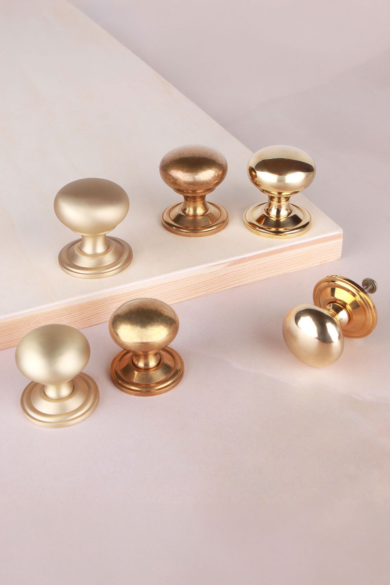 Bun cabinet knobs on a cupboard door