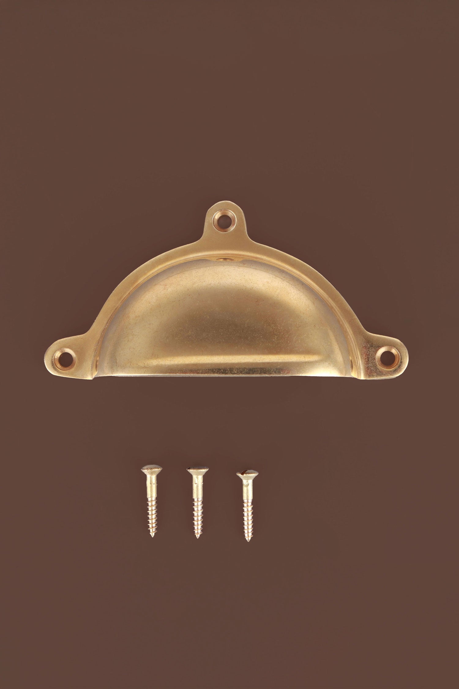 Classic cup pull in aged brass, unlacquered living finish