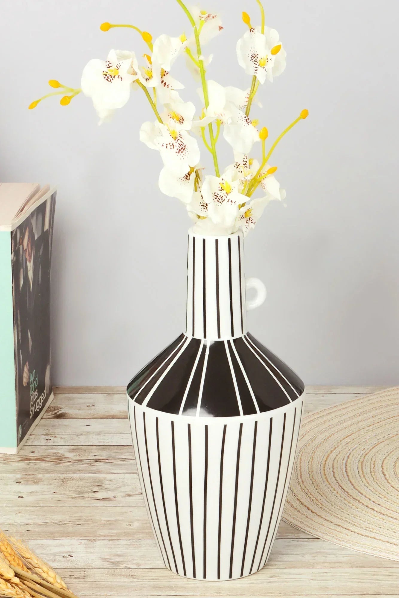 Vase à rayures en céramique noire et blanche de Lagos, motif géométrique abstrait artistique aux lignes audacieuses