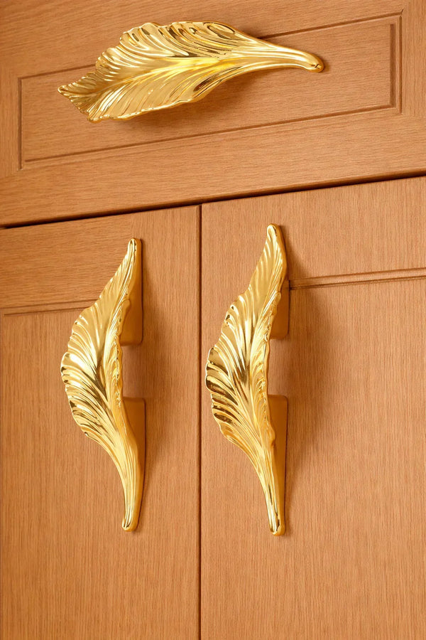 Kleiner Türgriff mit glänzenden goldfarbenen Blättern