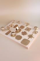 Satin brass knobs fitted on round and oblong satin brass backplates