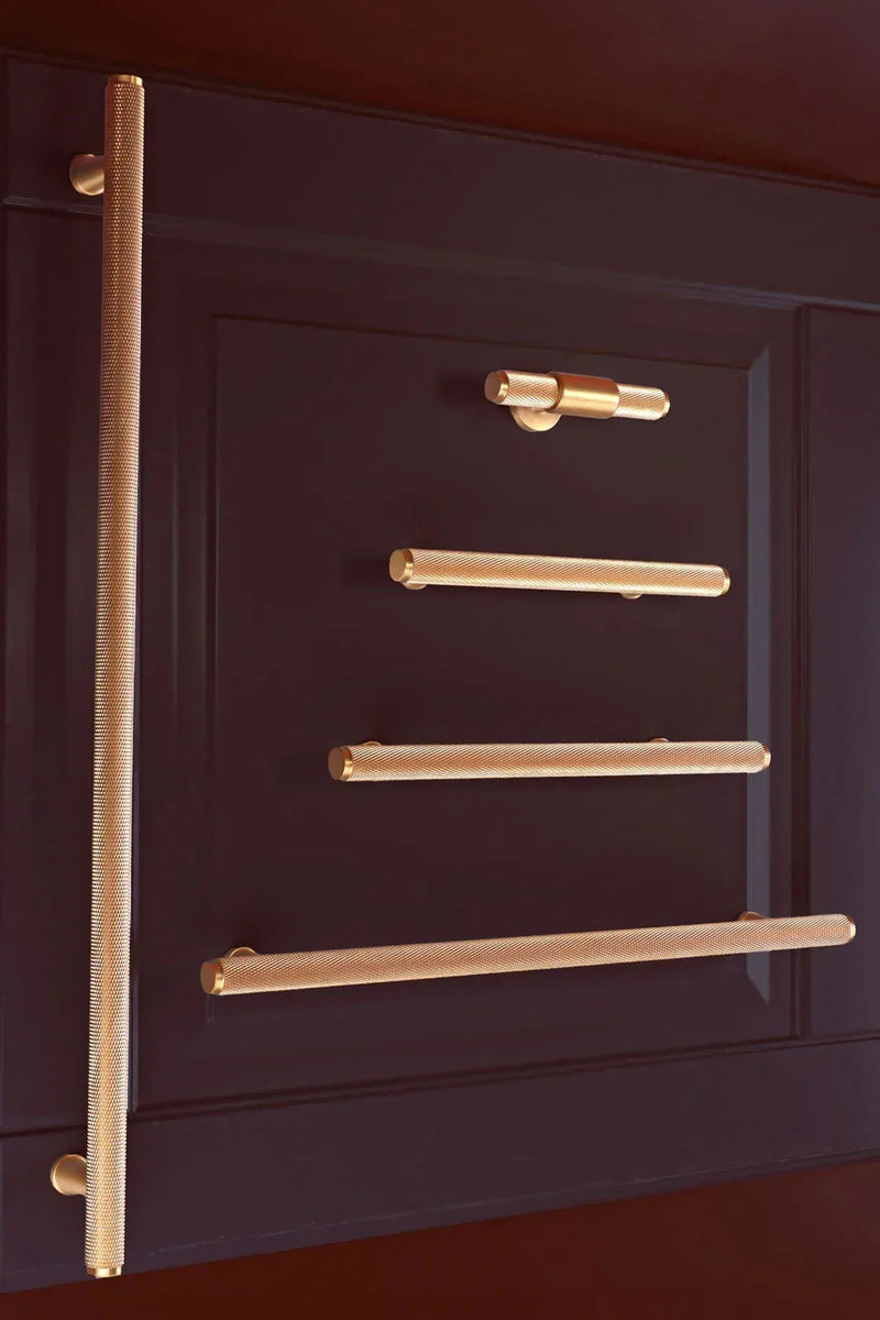 Chelsea Diamond-Knurled Brass Bar Pull Handle in Satin Brass