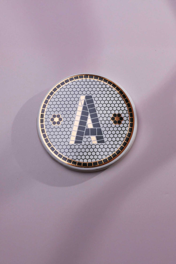 Sous-verres personnalisés monogrammés noirs et or, style pub britannique