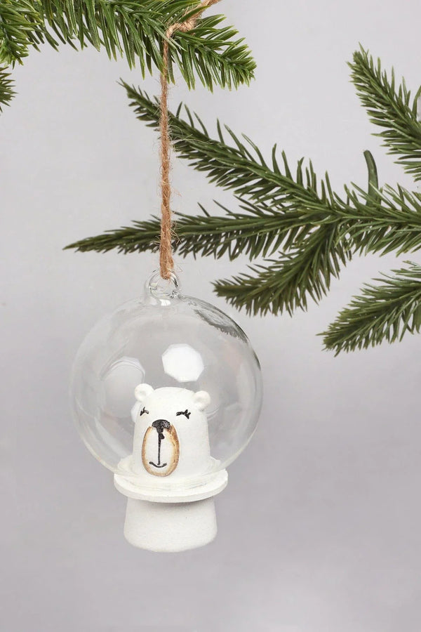 Boule de Noël en verre représentant un joyeux ours polaire