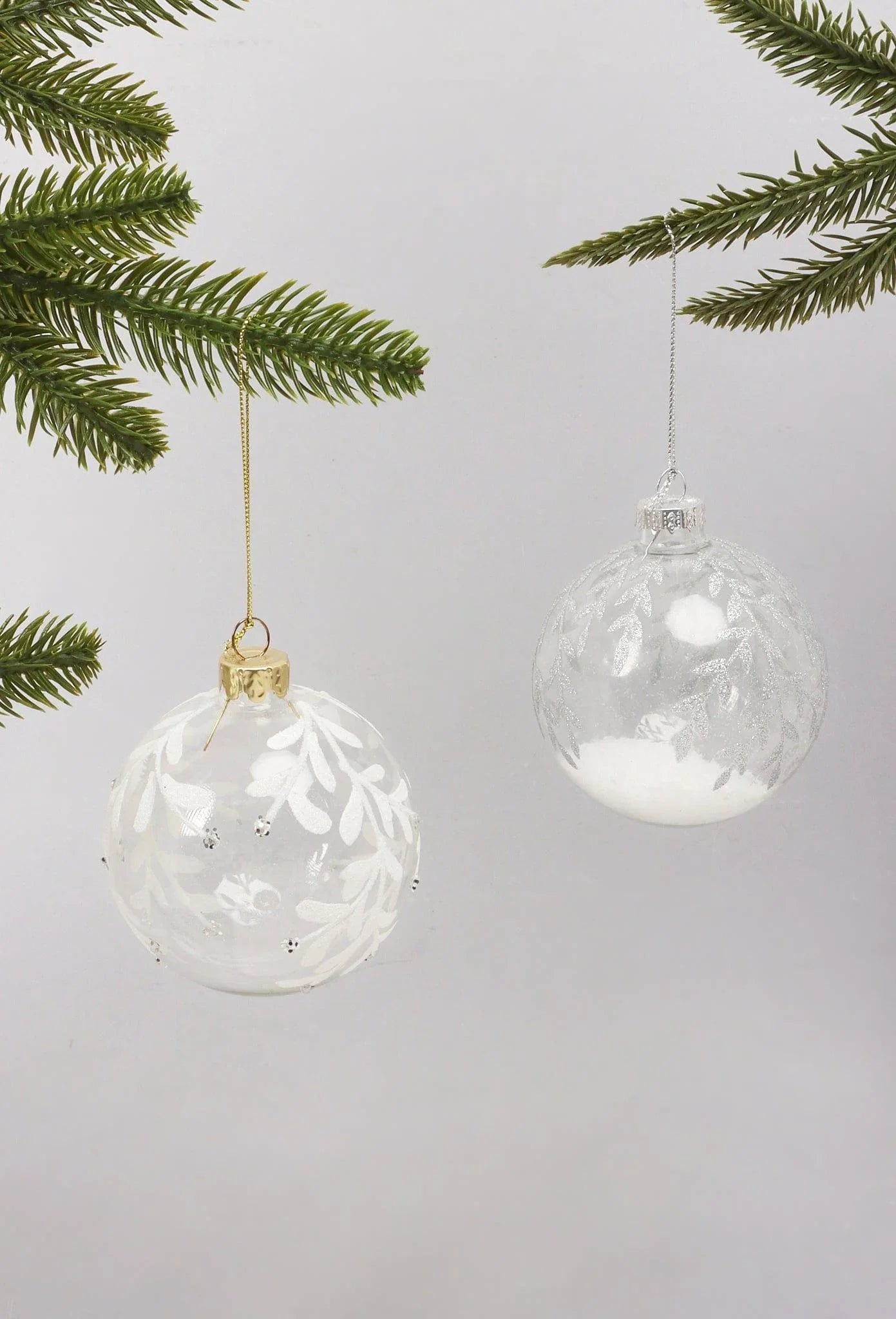 Boules de Noël en verre avec motifs végétaux scintillants