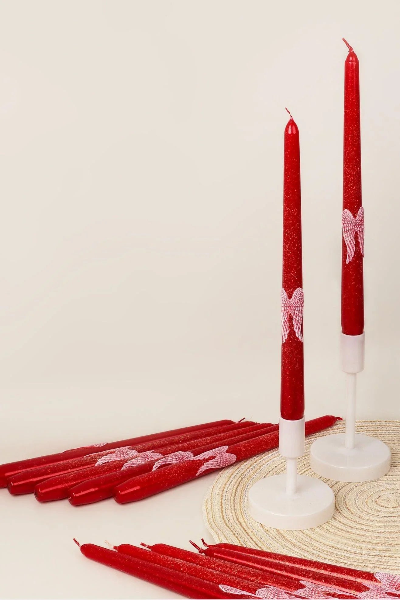 Set mit 2 roten Tafelkerzen mit Engelsflügel-Motiven