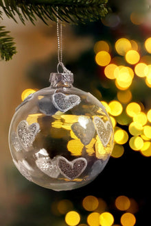 Handgeblasene Weihnachtskugel aus klarem Glas mit silbernen Glitzerherzen