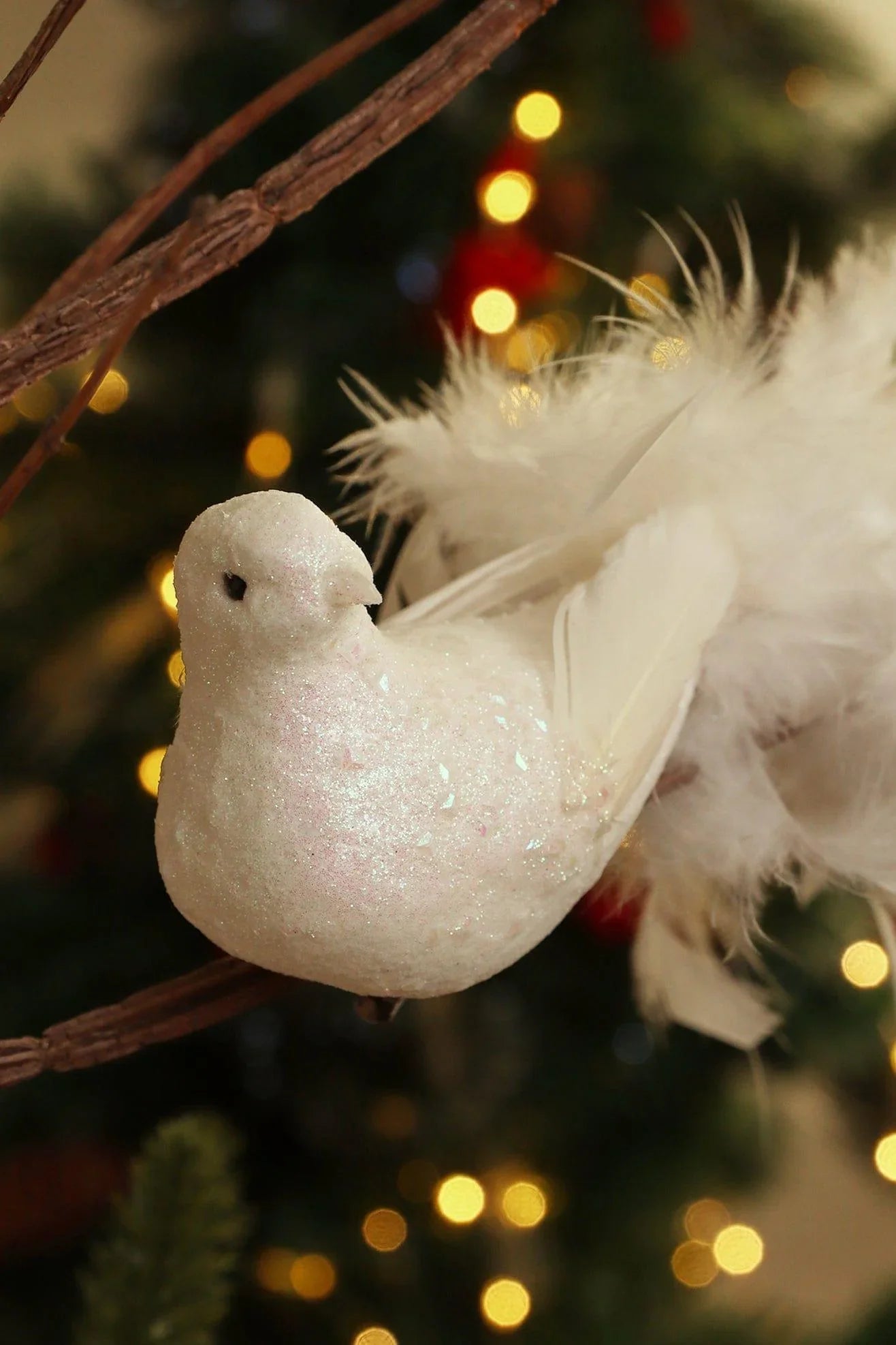 Sapin de Noël à clipser grandeur nature avec oiseau blanc scintillant et plumes