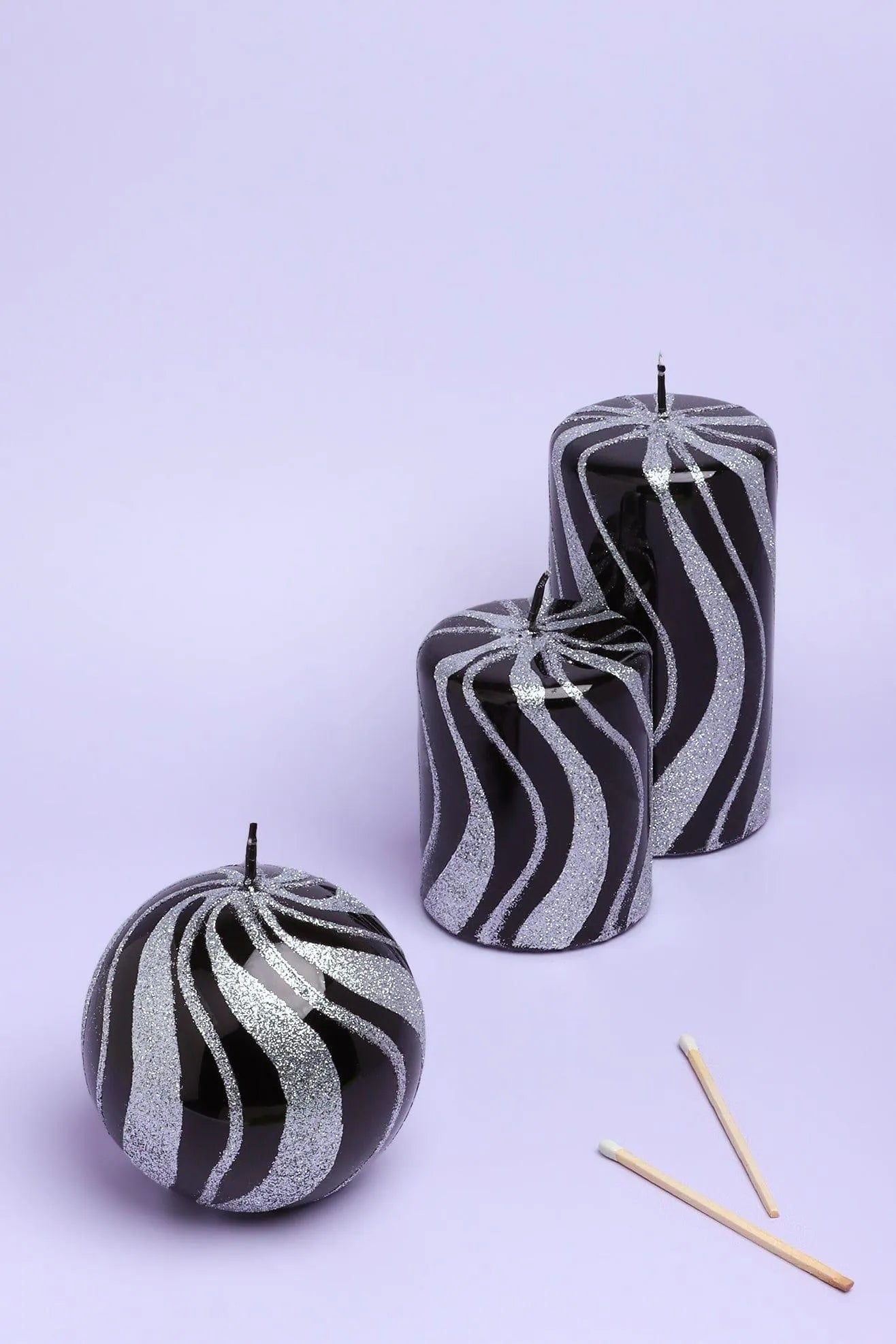 Stumpenkerzen in Spiralform, glitzernd, mit Glaseffekt, reflektierend, glänzend, Schwarz und Silber