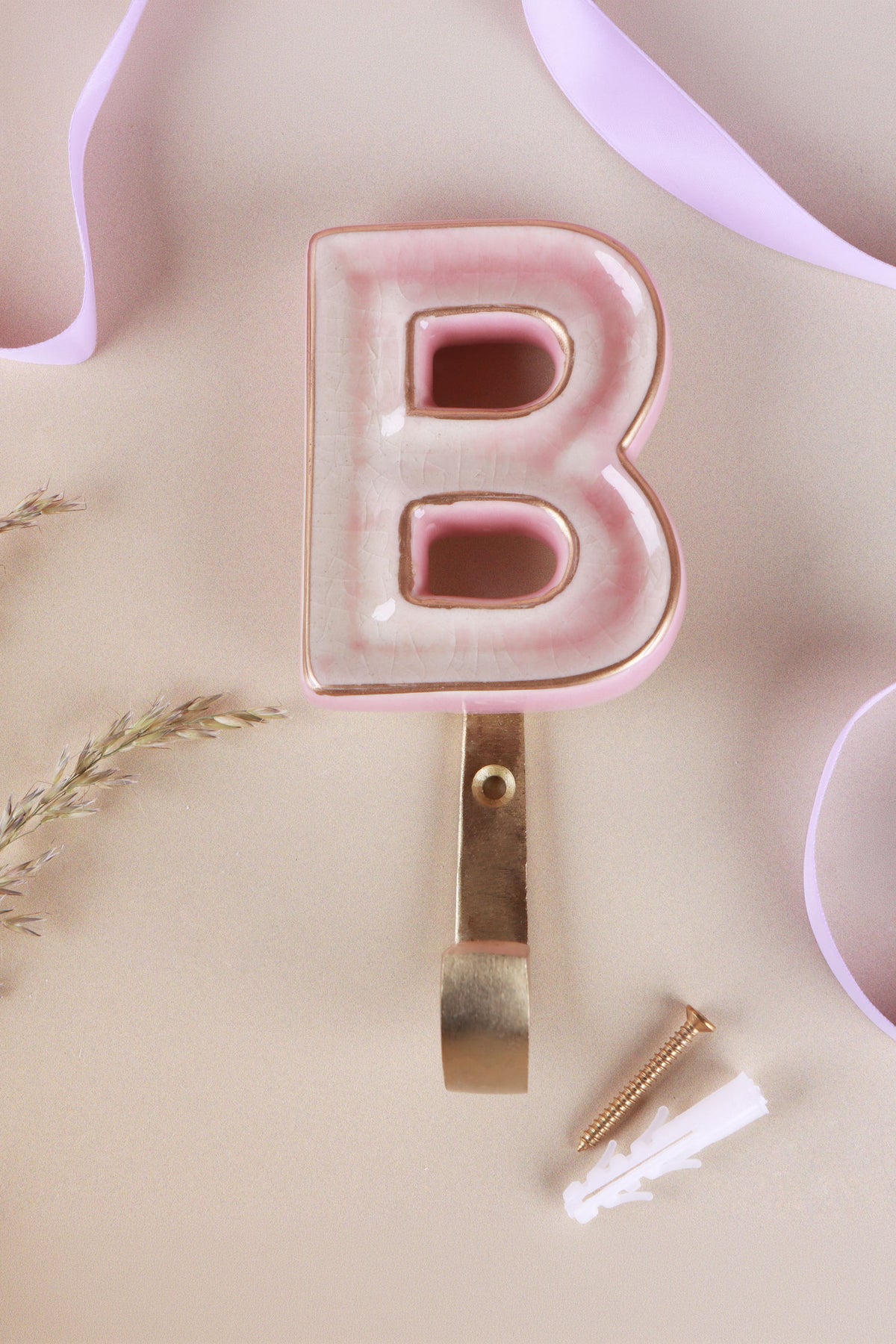 Pink ceramic letter hook B with a gold rim