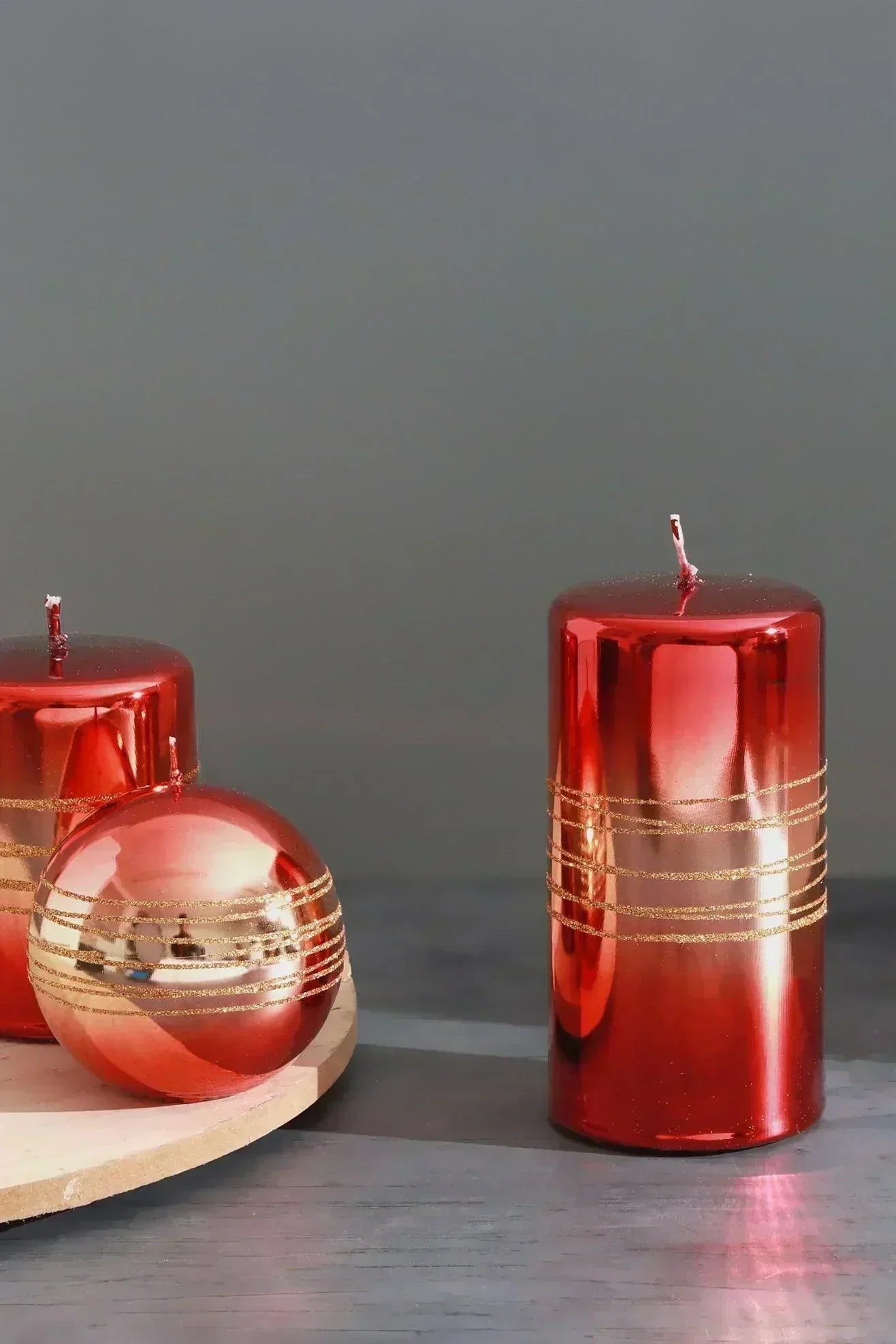 Rote Metallic-Kerzen mit goldenem Glitzerdetail