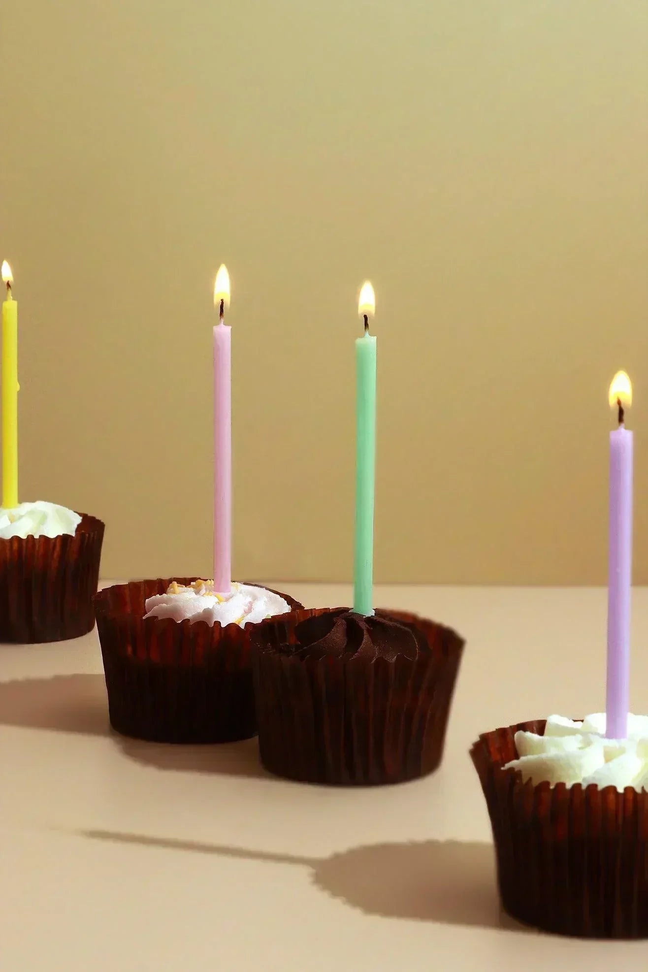 Set mit 12 pastellfarbenen Skinny-Kerzen zur Kuchendekoration