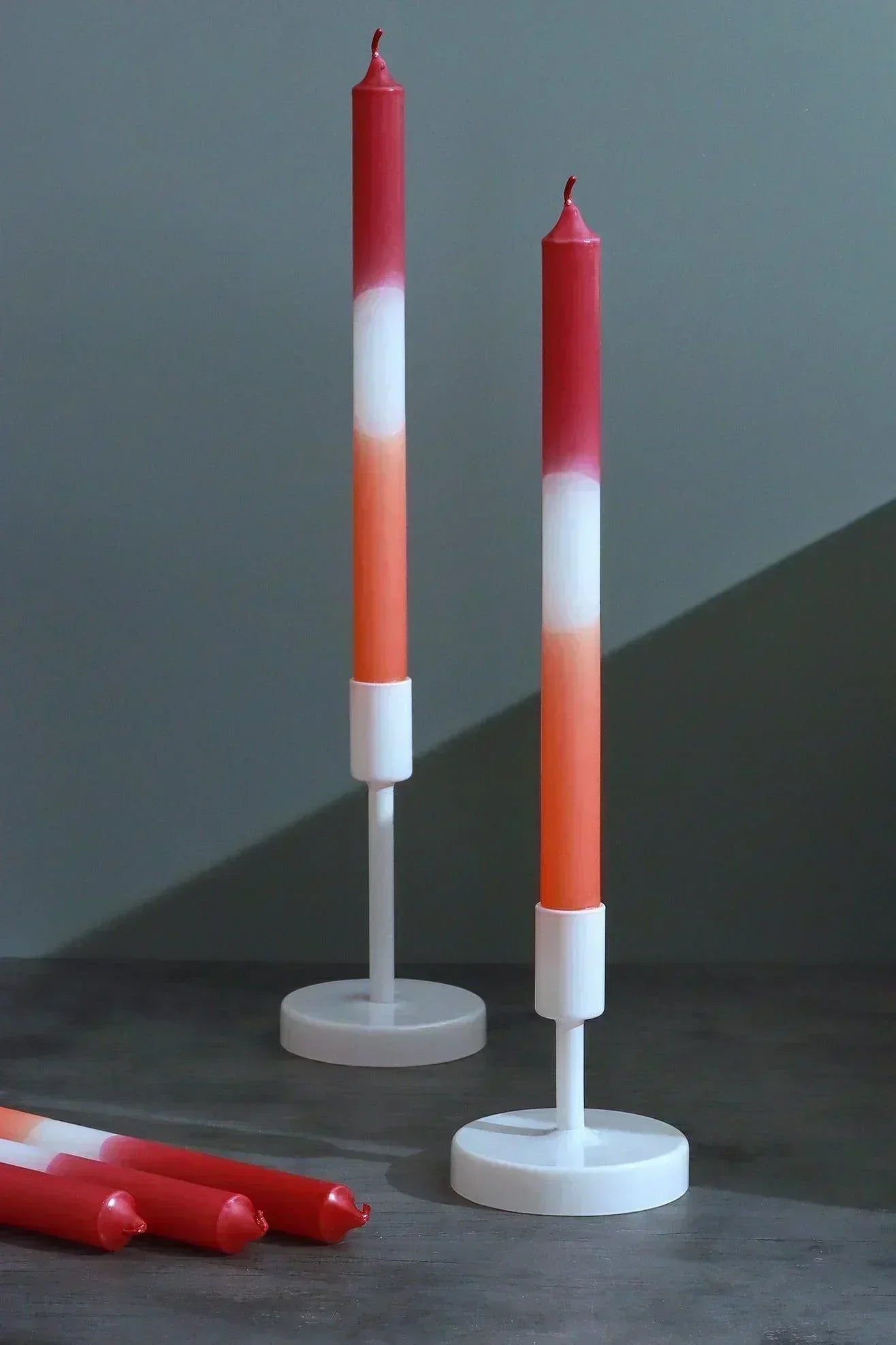 Set mit 2 karminroten/weißen/orangen Dinnerkerzen