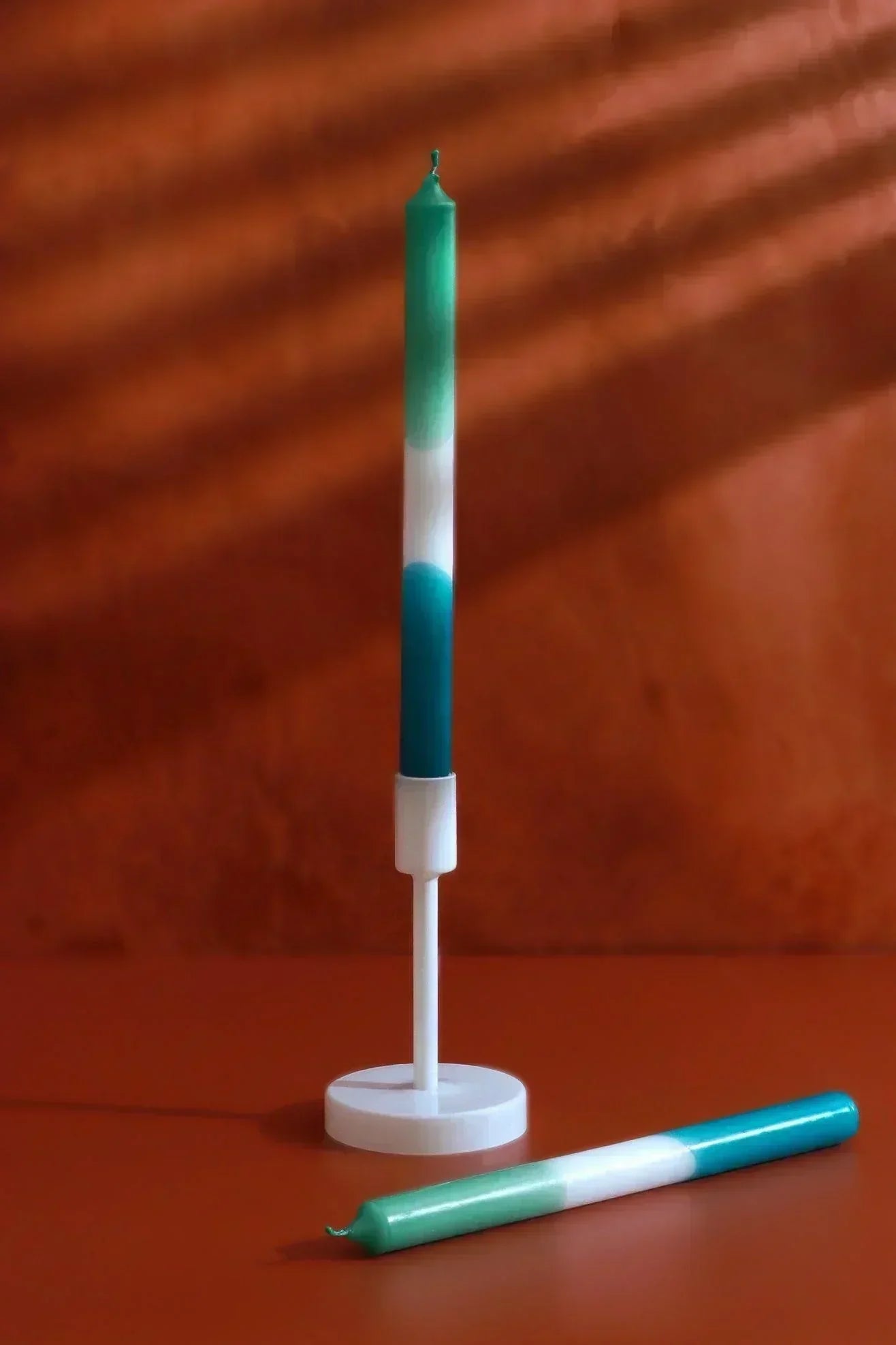 Set mit 2 blaugrünen/weißen/blauen Dinnerkerzen