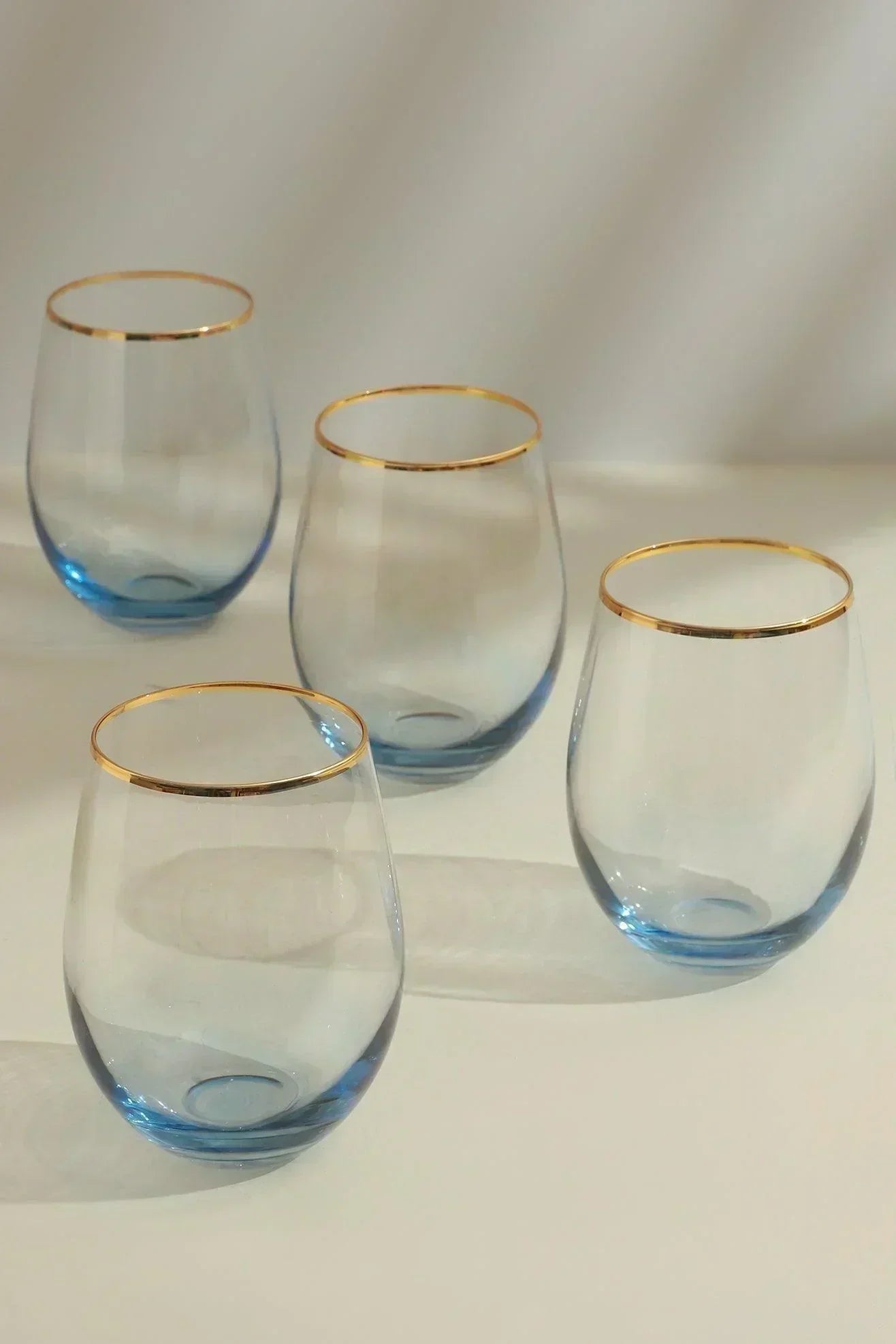 Set mit vier Trinkgläsern im Lazaro Blue Ombre-Design mit Goldrand