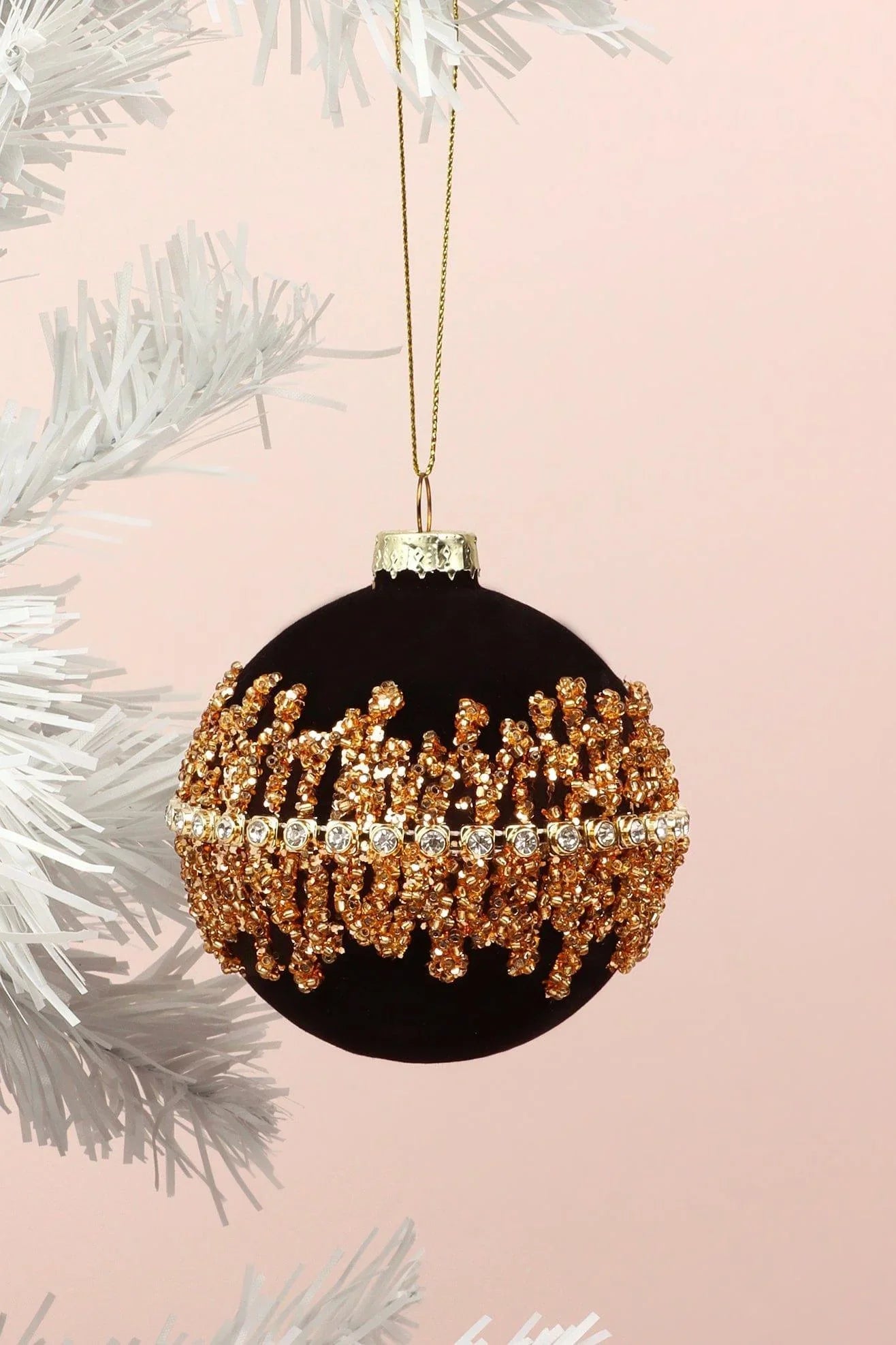 Boule de Noël en velours noir avec guirlandes dorées et décorations en diamant