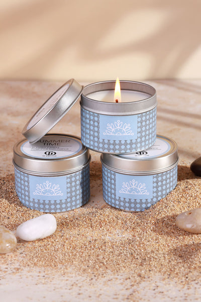 Set aus drei duftenden, sommerlichen, blumigen, blauen Blechkerzen als Geschenkset