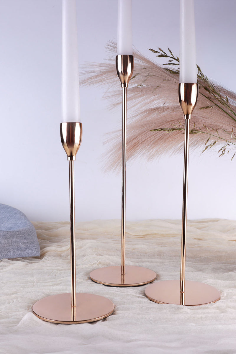 Set aus drei Aldwin-Kupfer-Roségold-Messing-Metall-Klassiker-Kerzenhaltern für den Abendessen, konische Kirchenkerzenhalter