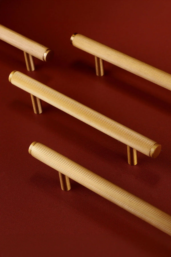 Massive gerändelte T-Bar-Küchenschrankgriffe aus mattem Messing in Gold