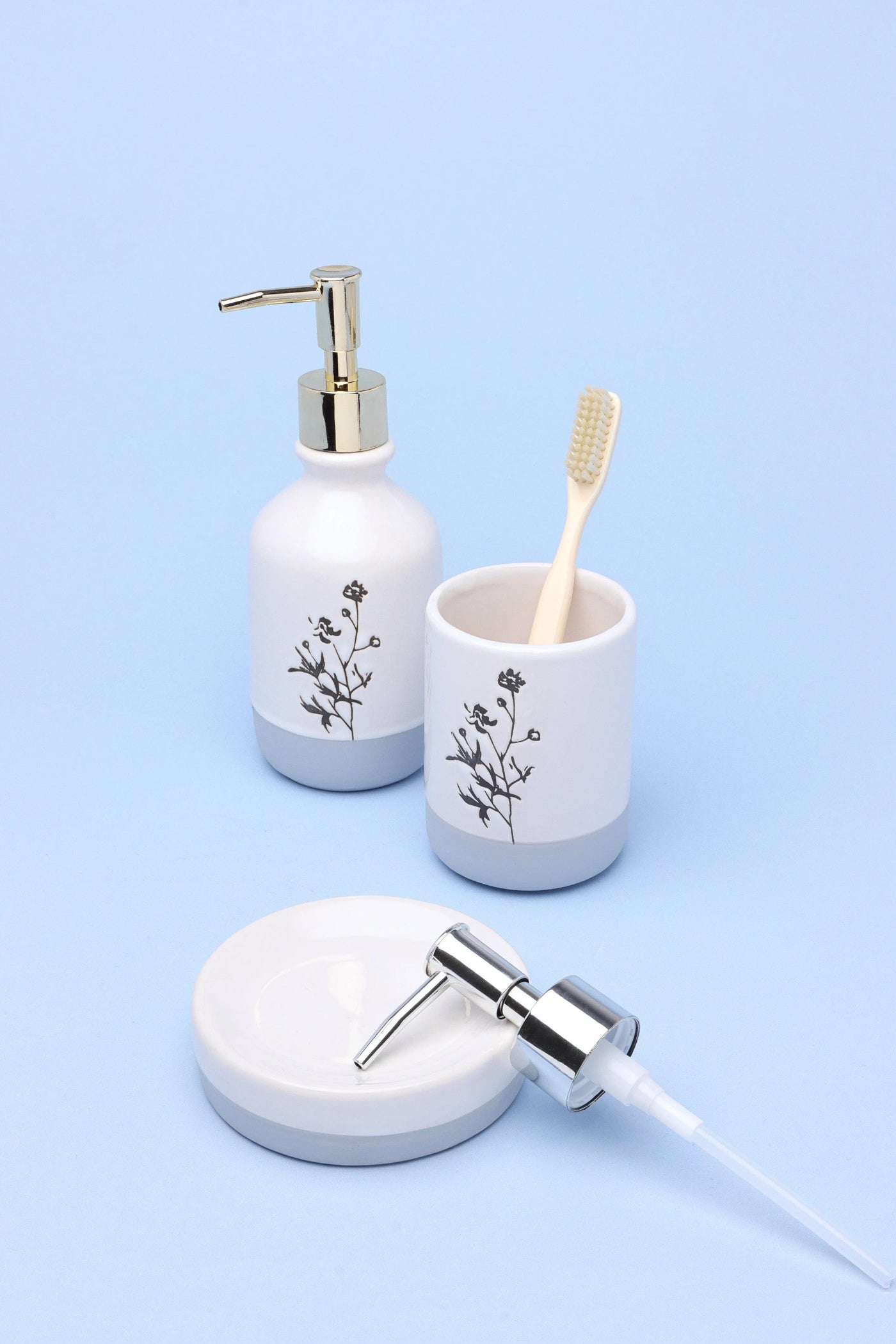 3-teiliges Badezimmerset mit künstlerischen Blumen in Weiß, Creme, Gold und Chrom