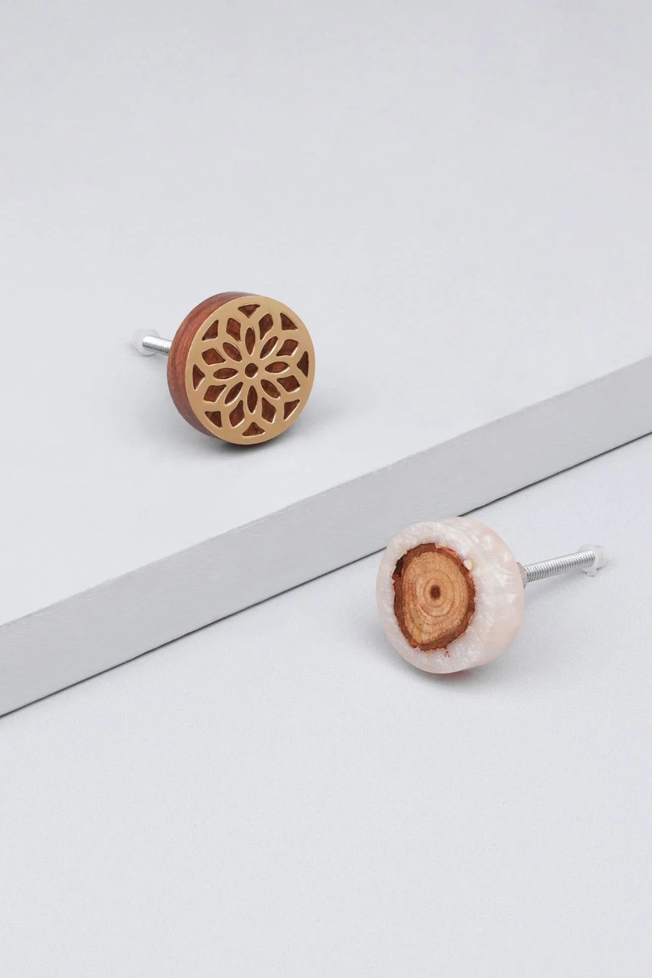 Griffe und Knöpfe im Holz- und Harzdesign